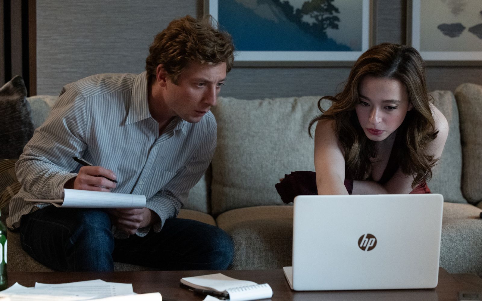 Jeff Horowitz (Jeremy Allen White) und Frances Haugen (Mikey Madison) sammeln Material für eine Geschichte, die den Meta-Konzern hinter Facebook und Instagram in große Erklärungsnot bringen wird. (Bild: 2026 CTMG/Sony Pictures Entertainment)
