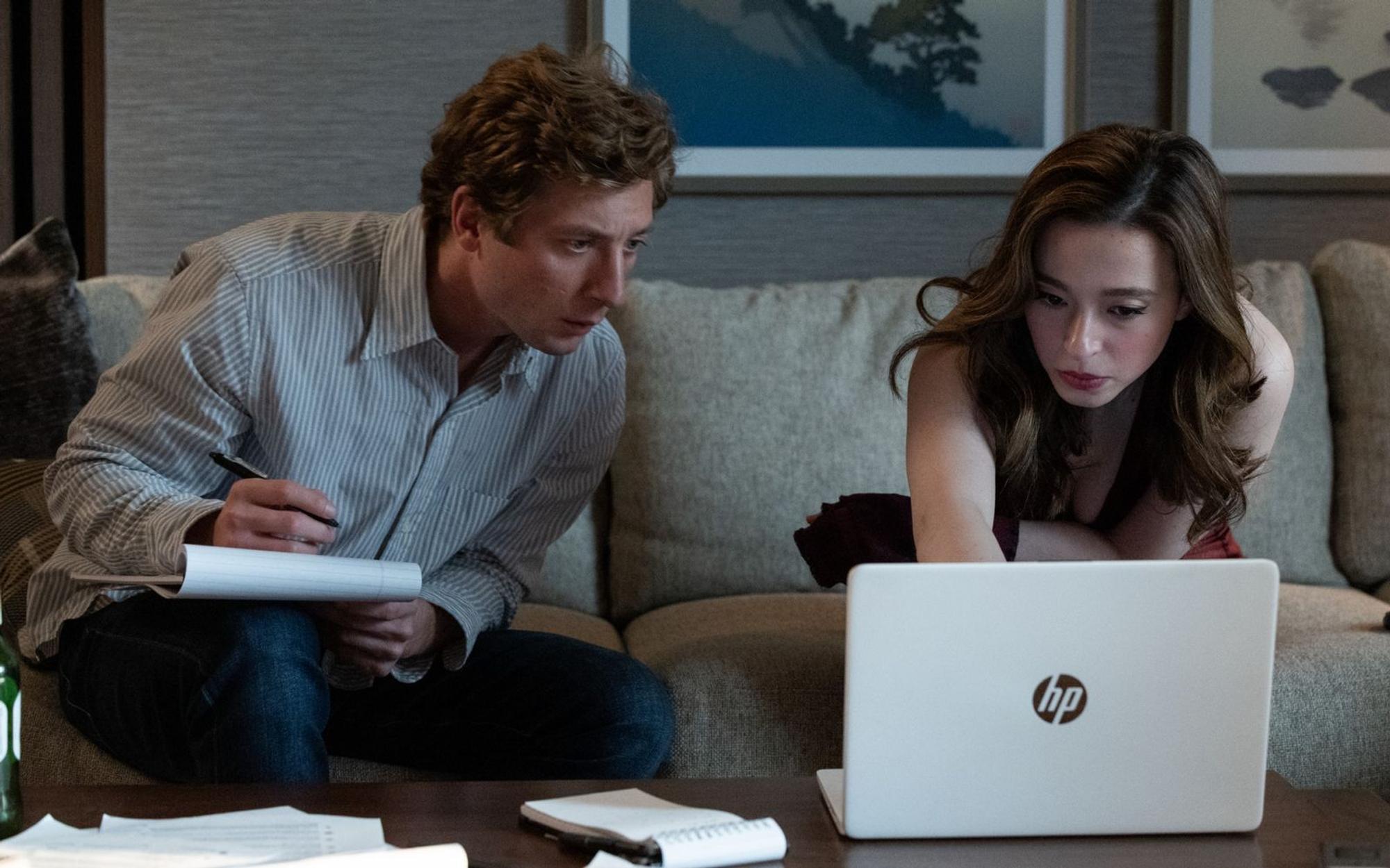 Jeff Horowitz (Jeremy Allen White) und Frances Haugen (Mikey Madison) sammeln Material für eine Geschichte, die den Meta-Konzern hinter Facebook und Instagram in große Erklärungsnot bringen wird. (Bild: 2026 CTMG/Sony Pictures Entertainment)