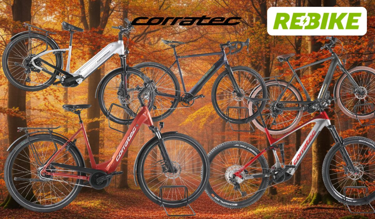 Mehrere Corratec E‑Bikes unterschiedlicher Typen – darunter Trekking-, City- und Mountainbikes – vor einer Landstraße an einem sonnigen Tag in Natur.