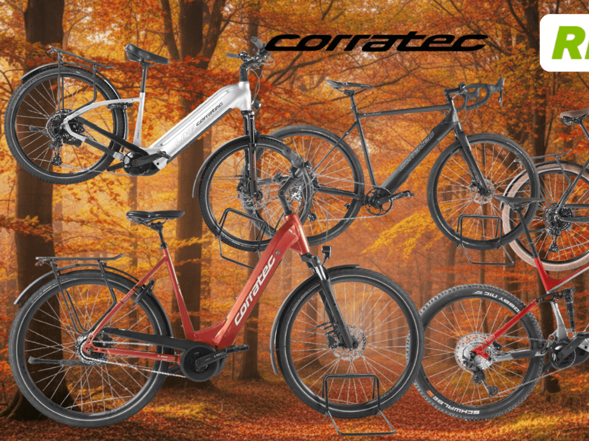 Mehrere Corratec E‑Bikes unterschiedlicher Typen – darunter Trekking-, City- und Mountainbikes – vor einer Landstraße an einem sonnigen Tag in Natur.