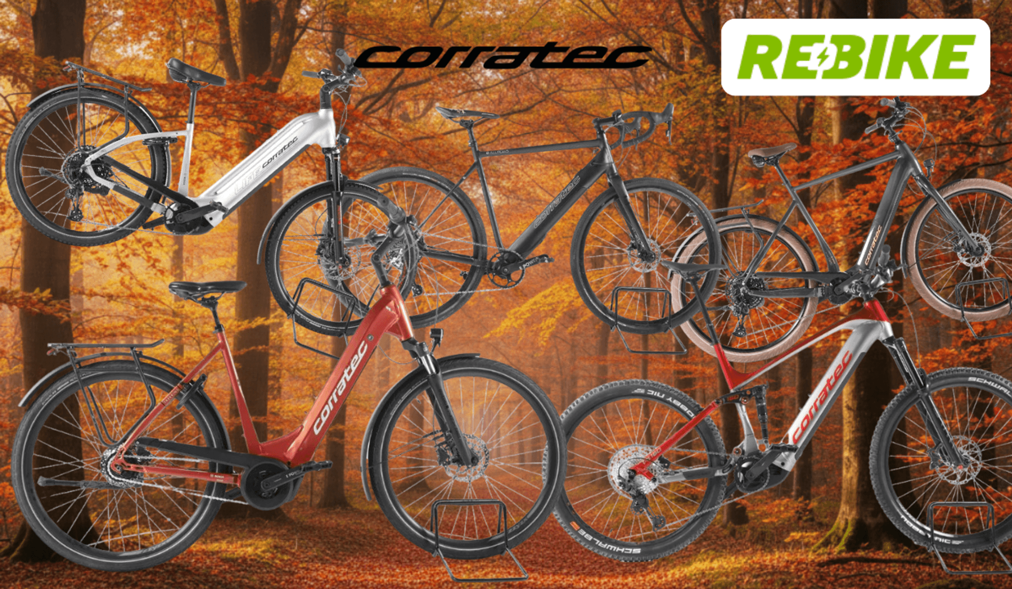 Mehrere Corratec E‑Bikes unterschiedlicher Typen – darunter Trekking-, City- und Mountainbikes – vor einer Landstraße an einem sonnigen Tag in Natur.