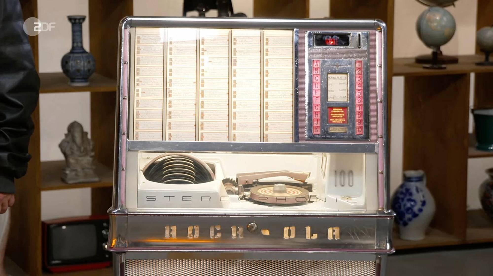 Horst Lichter war sichtlich angetan von der Jukebox: „Schön ist sie, zierlich und klein ist sie.“ (Bild: ZDF)
