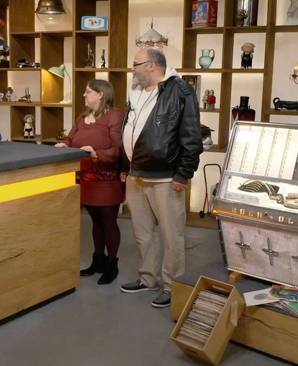 Auf dem Weg in die ZDF-Trödelshow war das Objekt von Regina aus München leider beschädigt worden. (Bild: ZDF)