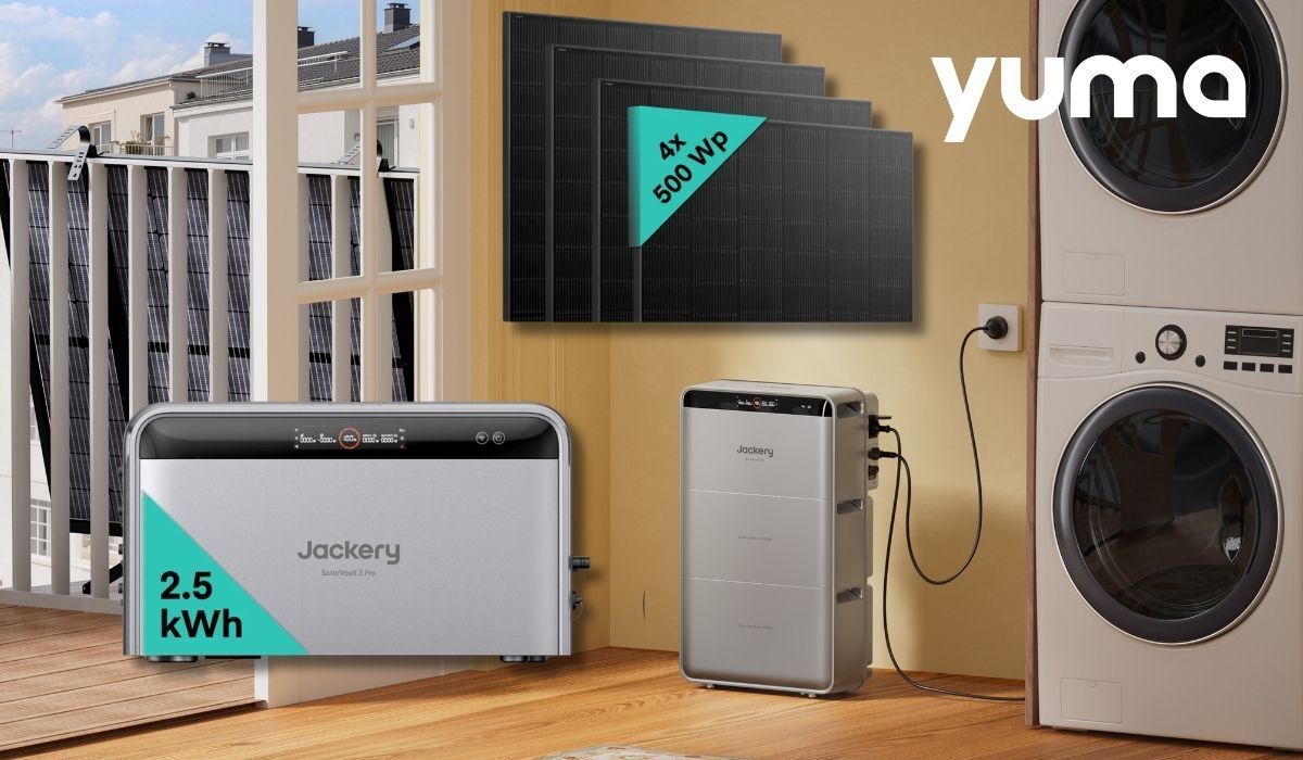 Jackery SolarVault 3 Pro Heimspeicher-Bundle mit Solar-Modulen vor Wohnzimmer Hintergrund mit Balkon, Waschmaschine und Jackery Speicher.