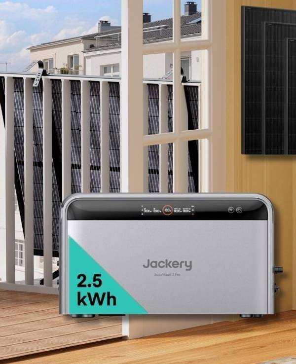Jackery SolarVault 3 Pro Heimspeicher-Bundle mit Solar-Modulen vor Wohnzimmer Hintergrund mit Balkon, Waschmaschine und Jackery Speicher.