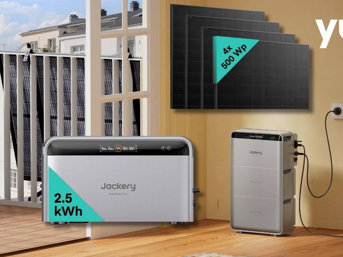 Jackery SolarVault 3 Pro Heimspeicher-Bundle mit Solar-Modulen vor Wohnzimmer Hintergrund mit Balkon, Waschmaschine und Jackery Speicher.