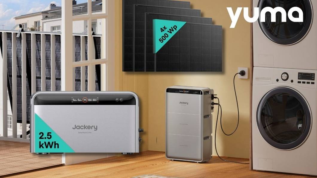Jackery SolarVault 3 Pro Heimspeicher-Bundle mit Solar-Modulen vor Wohnzimmer Hintergrund mit Balkon, Waschmaschine und Jackery Speicher.
