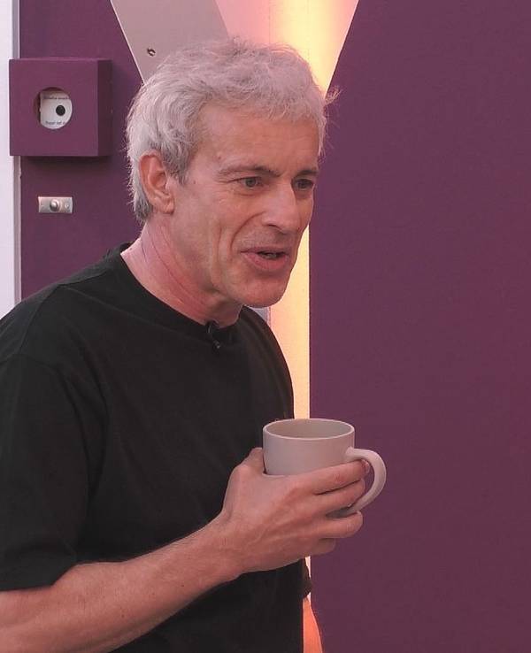 Gedeon Burkhard spricht bei „Promi Big Brother“ offen über seine Beziehung zu seinen beiden Partnerinnen. (Bild: Joyn)