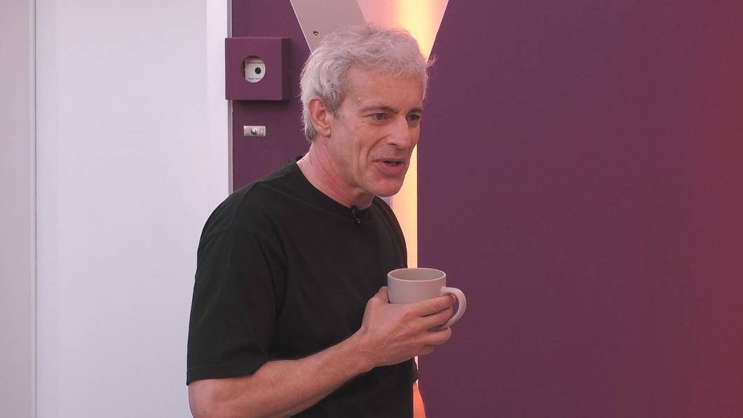 Gedeon Burkhard spricht bei „Promi Big Brother“ offen über seine Beziehung zu seinen beiden Partnerinnen. (Bild: Joyn)