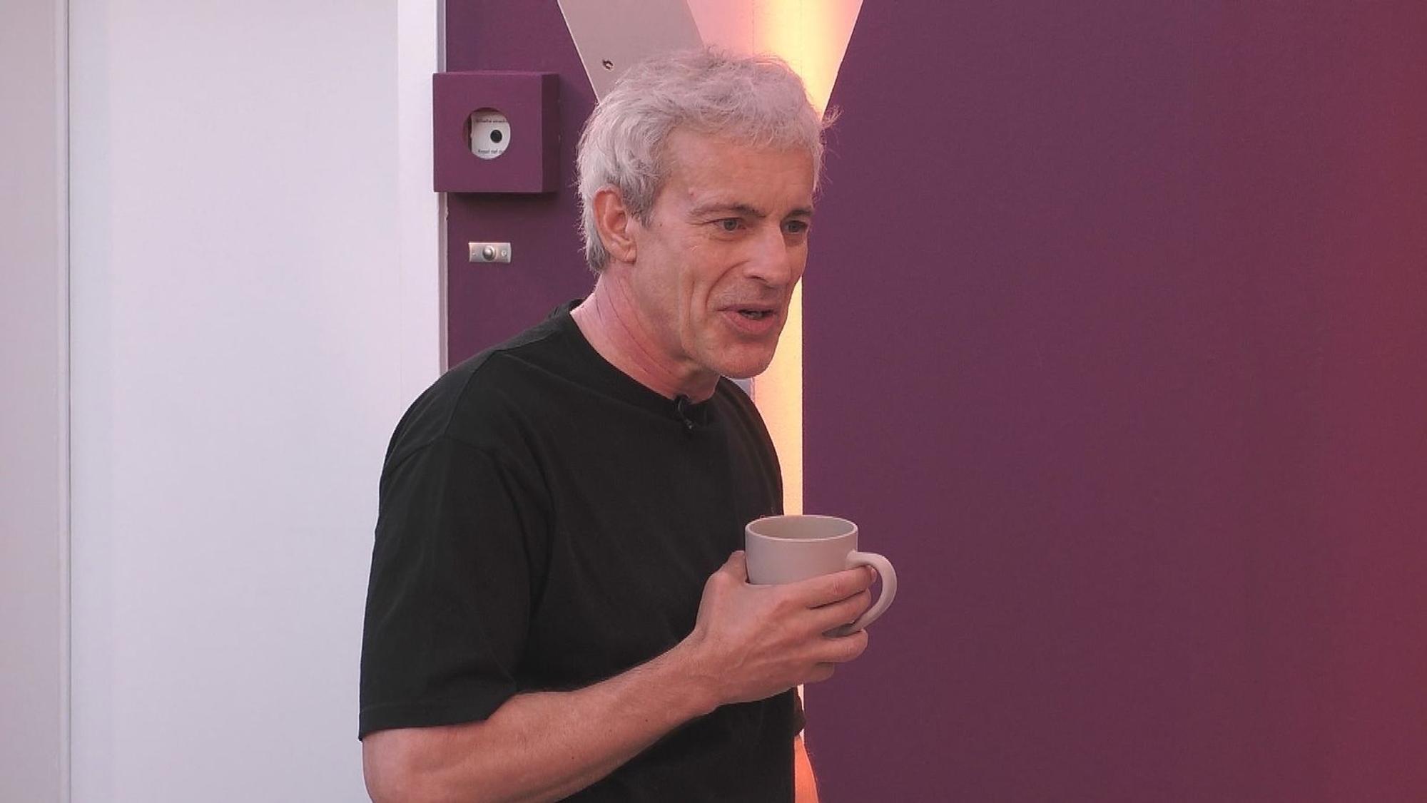 Gedeon Burkhard spricht bei „Promi Big Brother“ offen über seine Beziehung zu seinen beiden Partnerinnen. (Bild: Joyn)