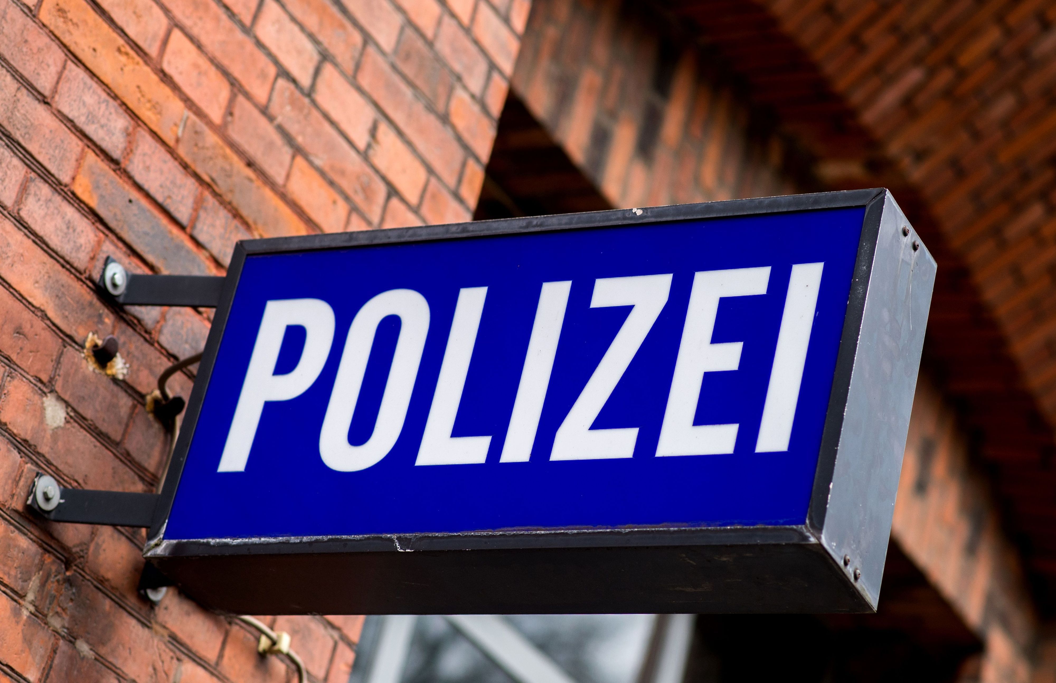 Der Schriftzug „Polizei“ auf einem Schild am Gebäude einer Polizeiwache. (Symbolfoto)