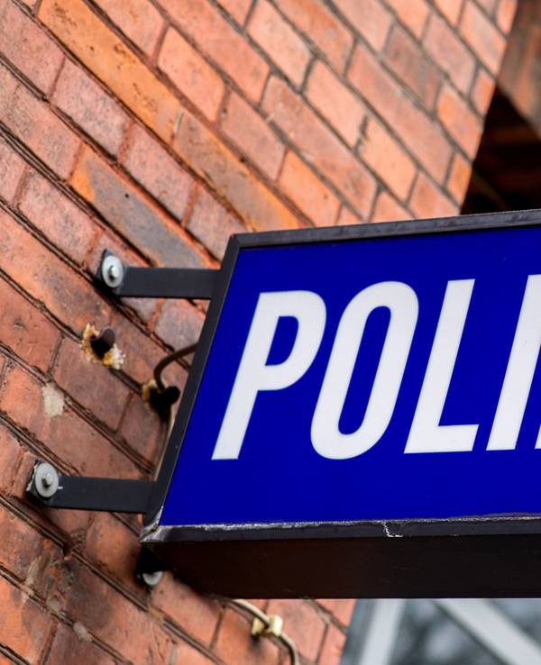 Der Schriftzug „Polizei“ auf einem Schild am Gebäude einer Polizeiwache. (Symbolfoto)