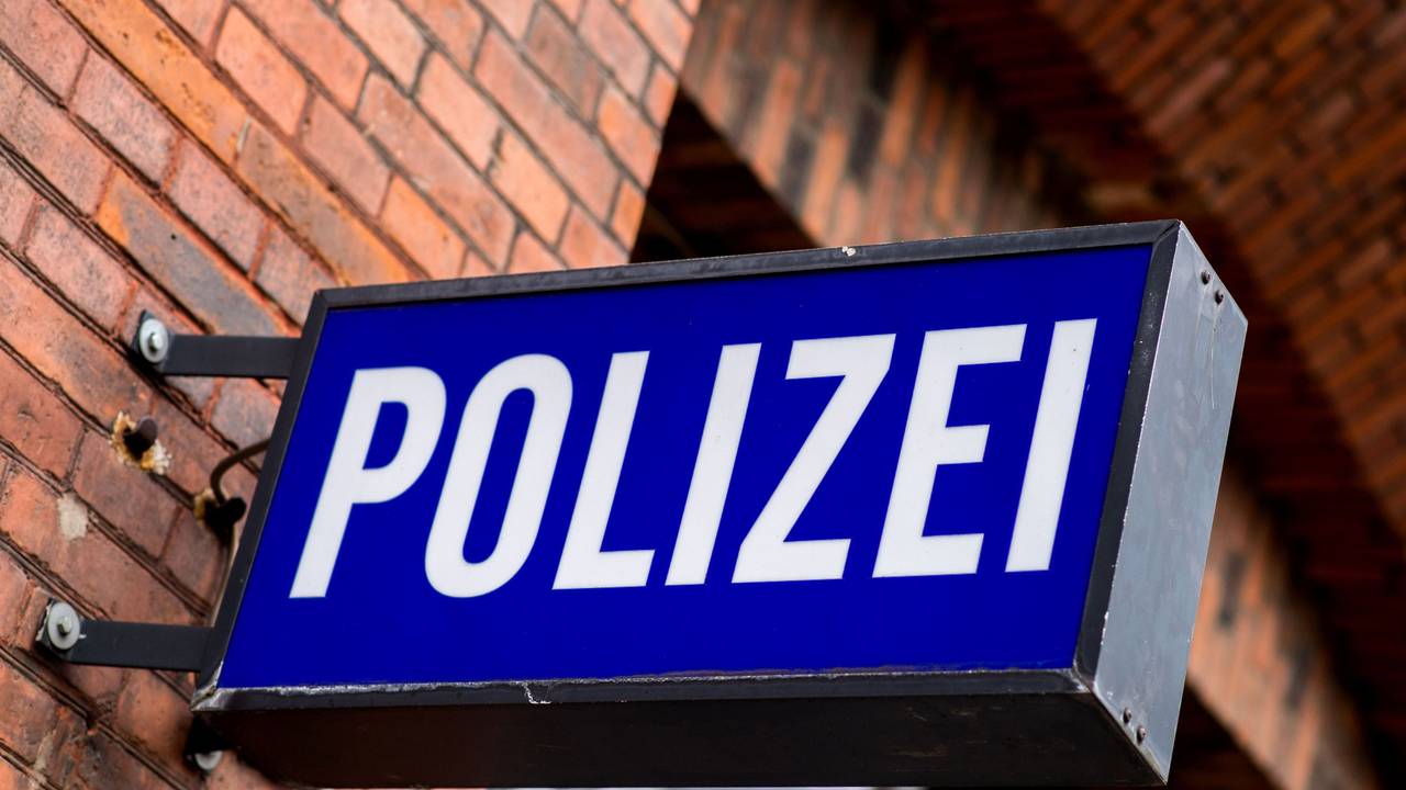 Der Schriftzug „Polizei“ auf einem Schild am Gebäude einer Polizeiwache. (Symbolfoto)