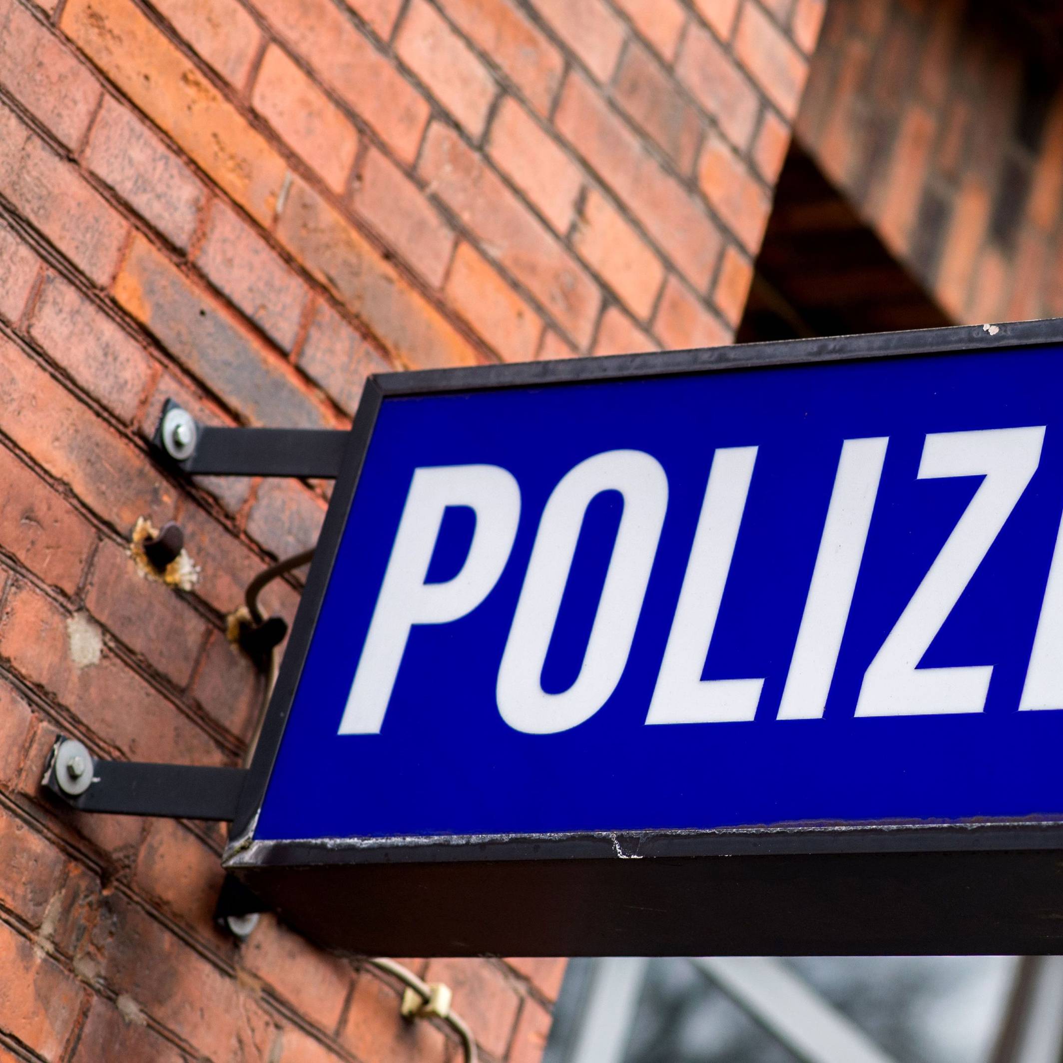 Der Schriftzug „Polizei“ auf einem Schild am Gebäude einer Polizeiwache. (Symbolfoto)