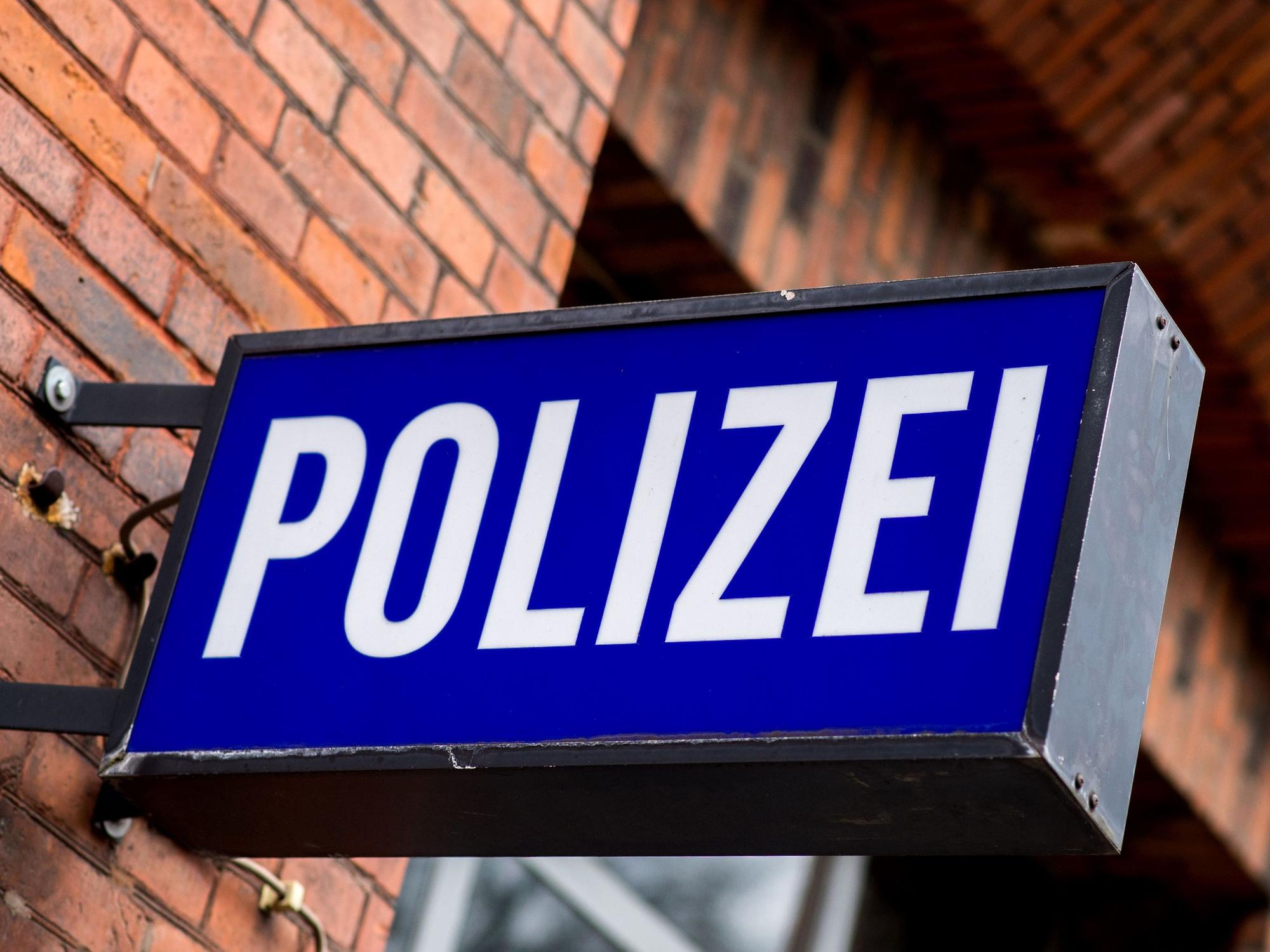 Der Schriftzug „Polizei“ auf einem Schild am Gebäude einer Polizeiwache. (Symbolfoto)