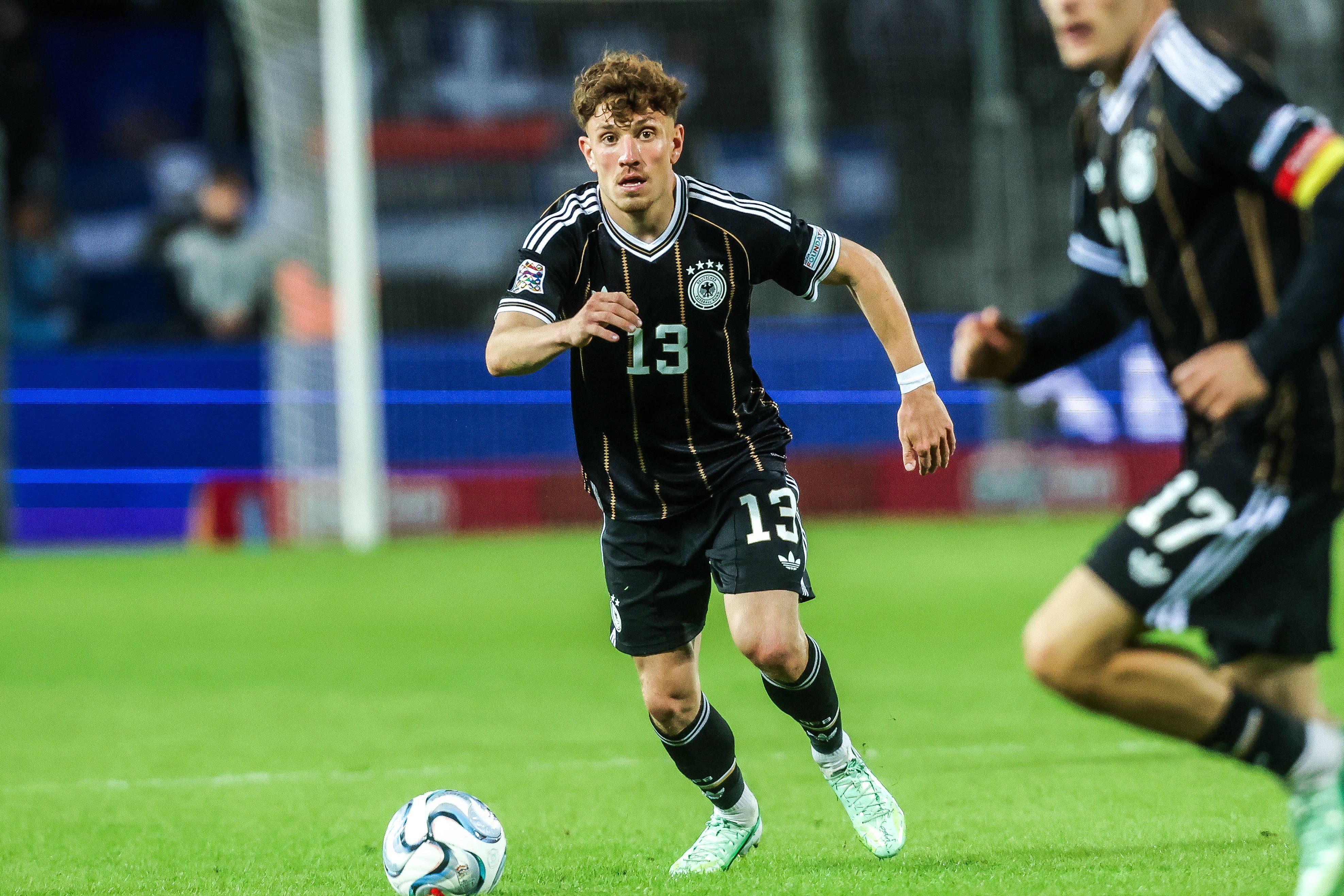 Philipp Treu ist im Nations-League-Spiel gegen Griechenland am Ball.