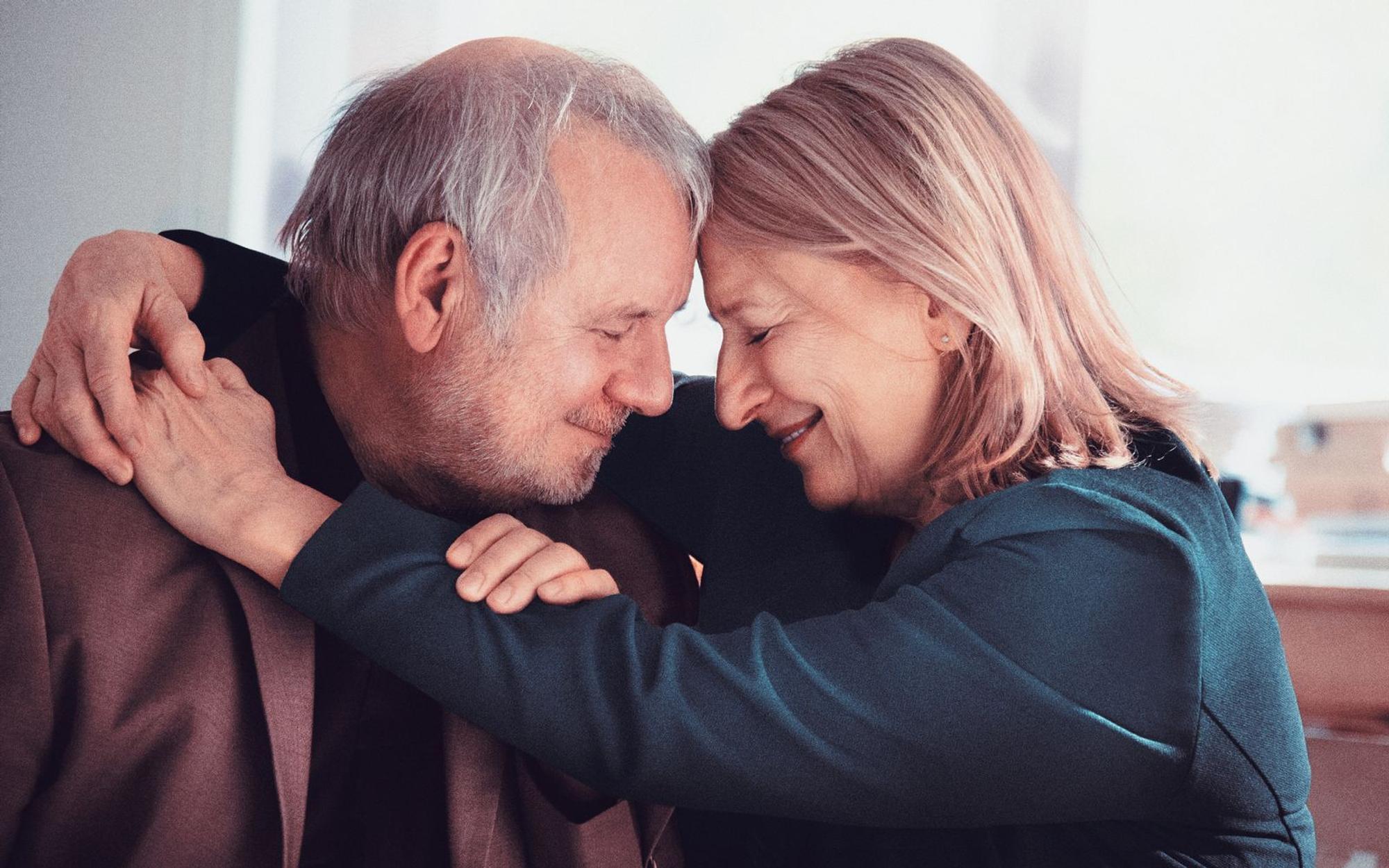 Joachim Król und Dagmar Manzel spielen die Hauptrollen in Andreas Dresens Romanverfilmung „Alte Liebe“. (Bild: Kordes und Kordes Film/Pandora Film/Andreas Dresen)