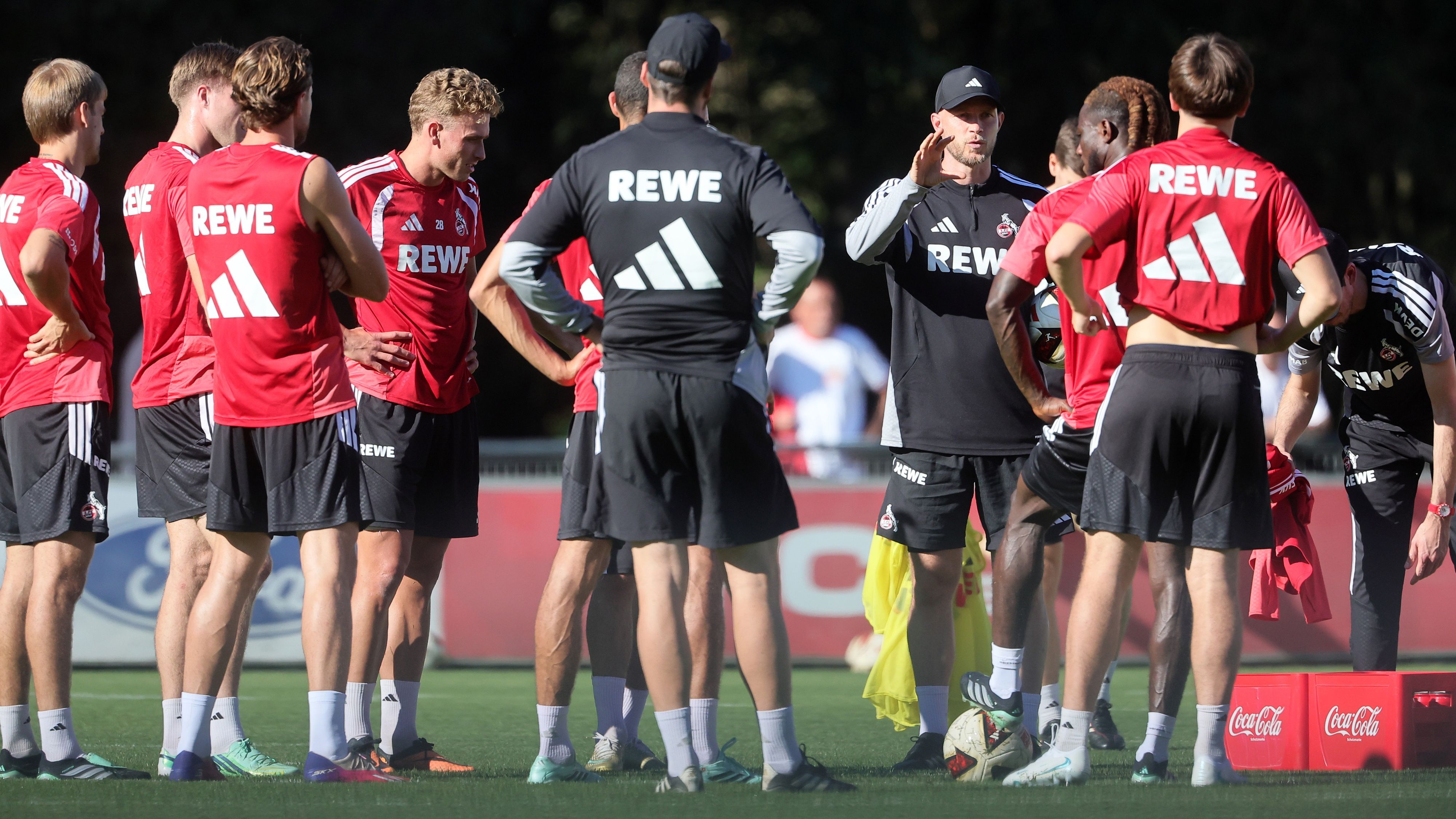 Ansprache im Training des 1. FC Köln von René Wagner.