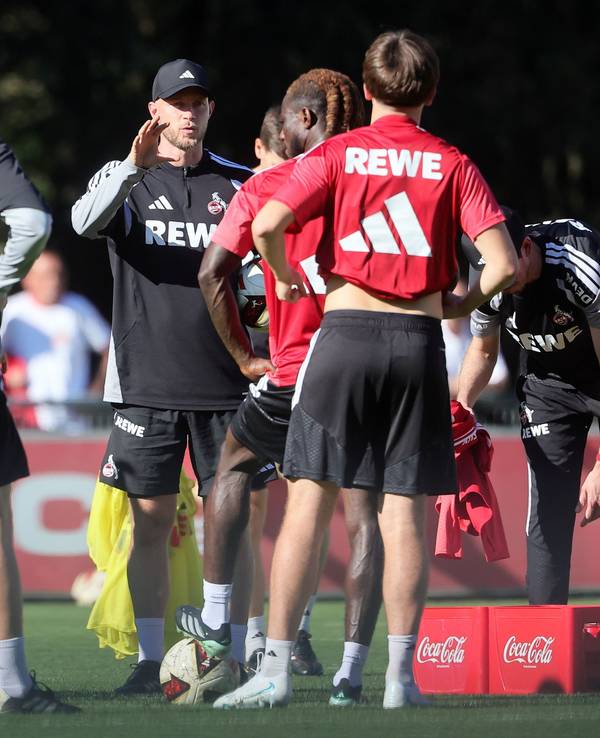 Ansprache im Training des 1. FC Köln von René Wagner.