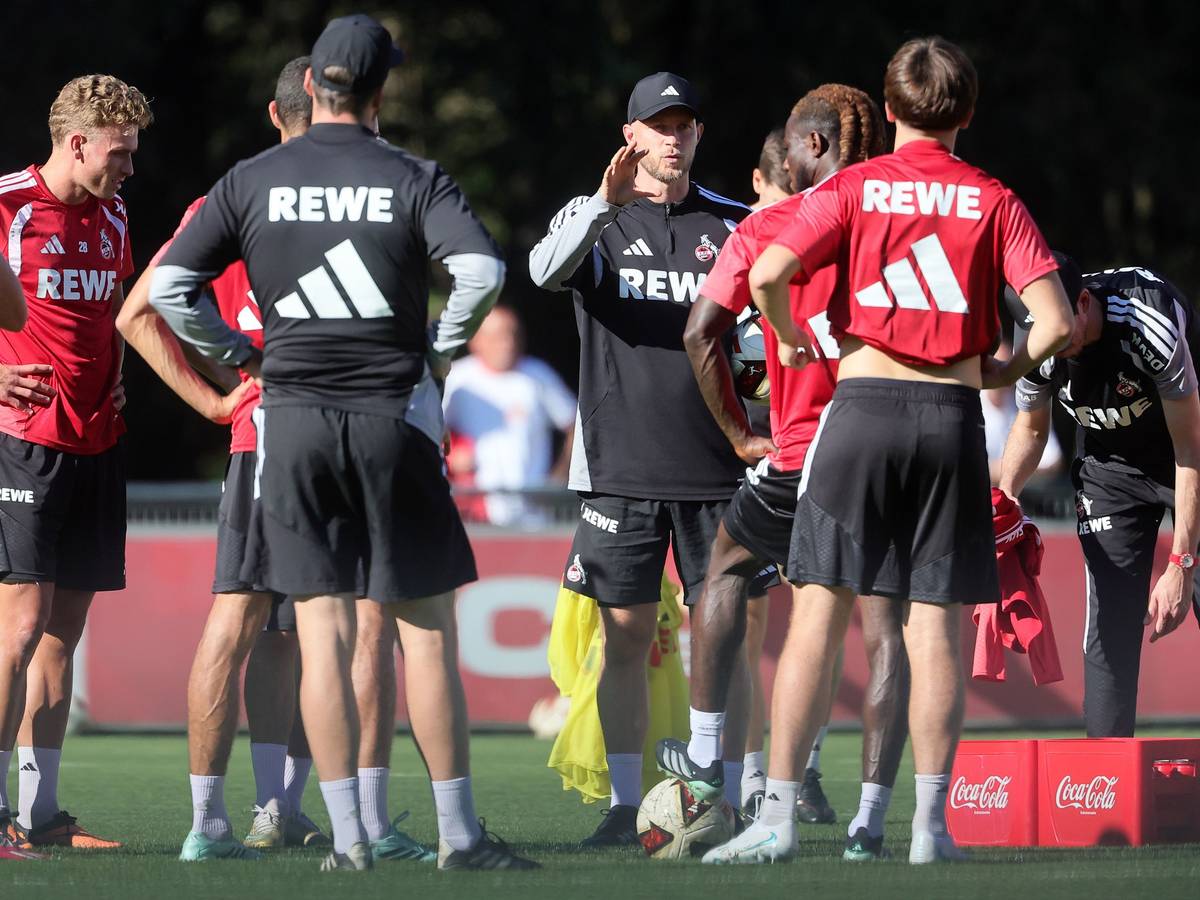 Ansprache im Training des 1. FC Köln von René Wagner.