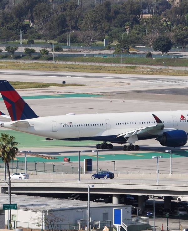 Eine Passagiermaschine der US-Fluggesellschaft Delta Air Lines auf dem Rollfeld.