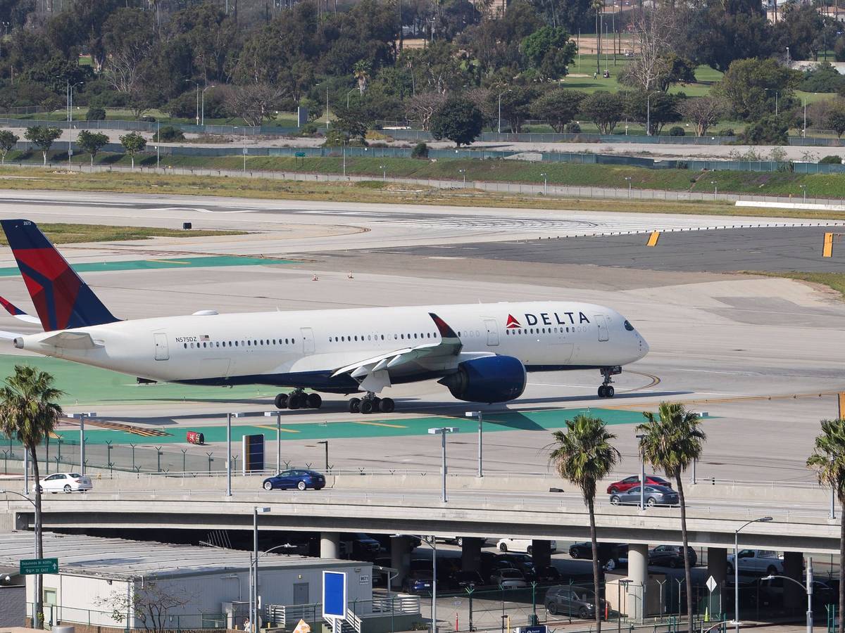 Eine Passagiermaschine der US-Fluggesellschaft Delta Air Lines auf dem Rollfeld.