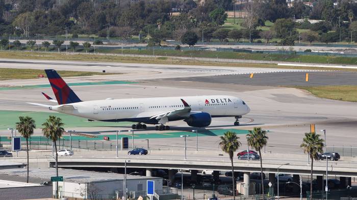 Eine Passagiermaschine der US-Fluggesellschaft Delta Air Lines auf dem Rollfeld.