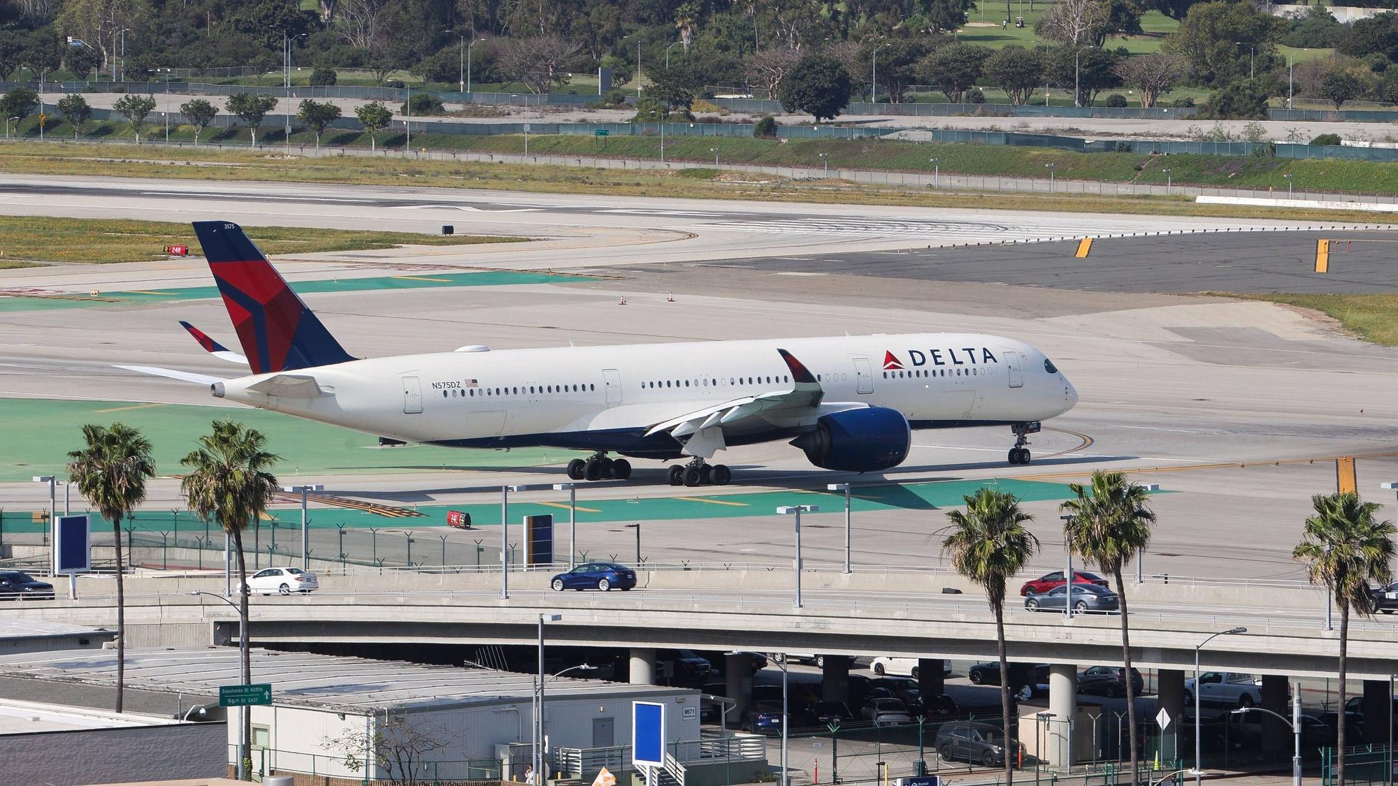 Eine Passagiermaschine der US-Fluggesellschaft Delta Air Lines auf dem Rollfeld.