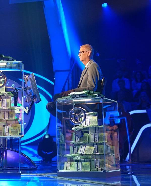 Günther Jauch (rechts) quetschte Kandidat Kraul bei der „3-Millionen-Euro-Woche“ nicht nur zum Quiz-Wissen, sondern auch zur Wahl in Sachsen-Anhalt aus. (Bild: RTL/Stefan Gregorowius)