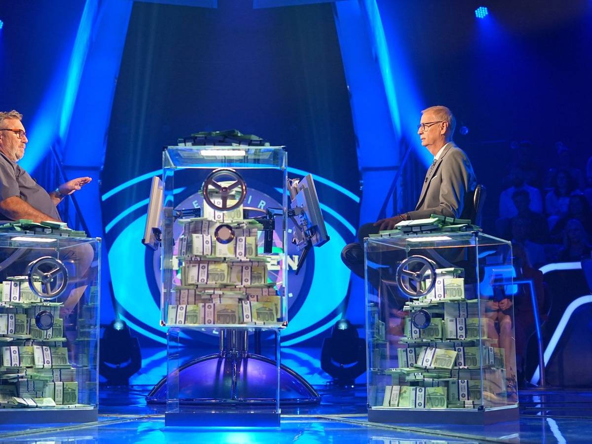 Günther Jauch (rechts) quetschte Kandidat Kraul bei der „3-Millionen-Euro-Woche“ nicht nur zum Quiz-Wissen, sondern auch zur Wahl in Sachsen-Anhalt aus. (Bild: RTL/Stefan Gregorowius)