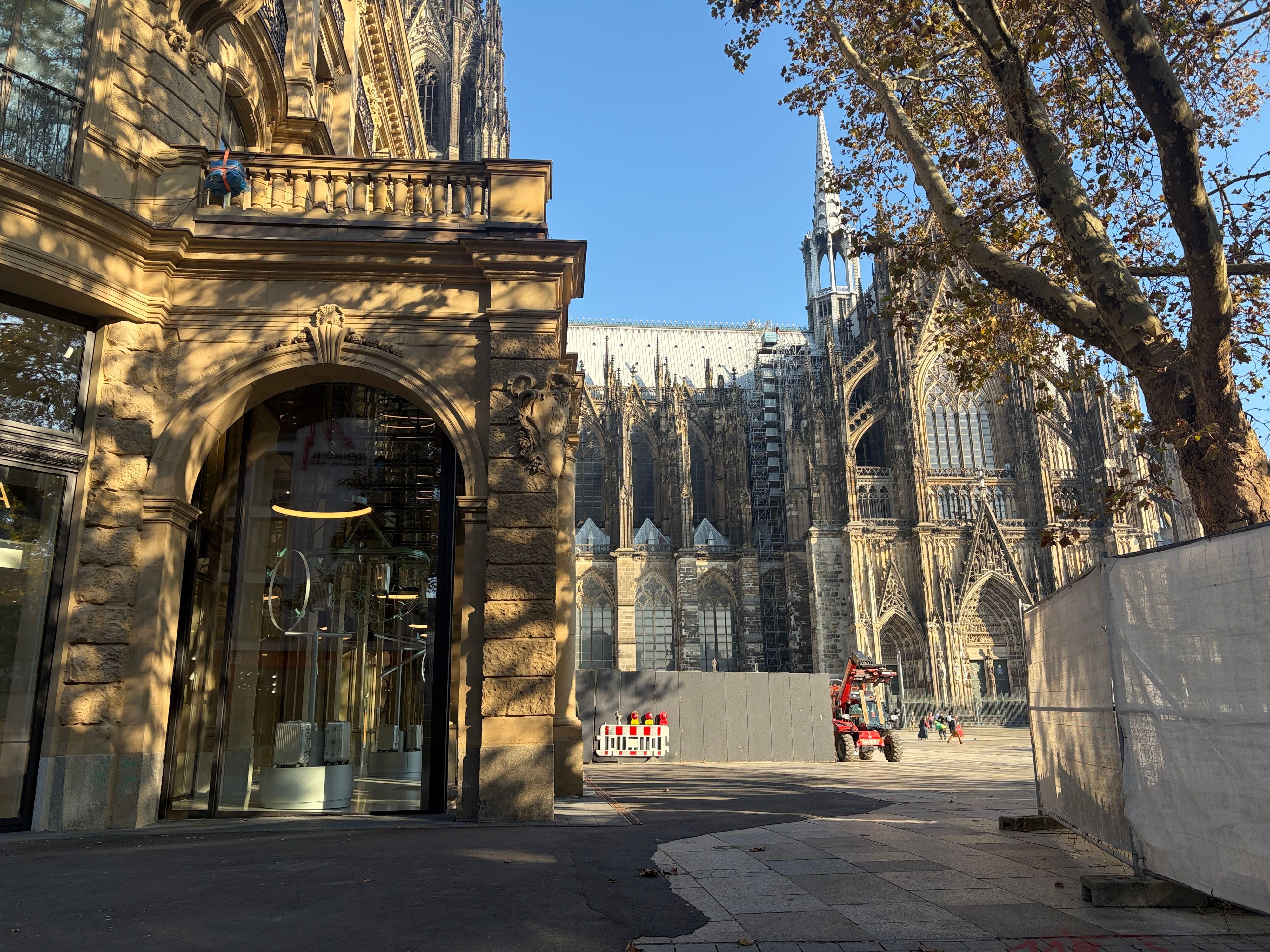 Blick auf das Dom-Hotel und den Kölner Dom. Eine geplante Zufahrt zur Nobel-Herberge sorgt für Ärger.