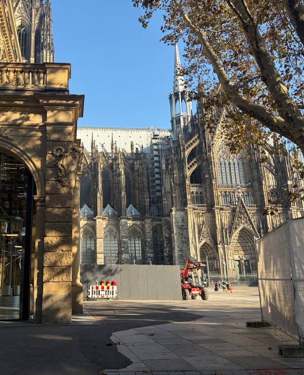 Blick auf das Dom-Hotel und den Kölner Dom. Eine geplante Zufahrt zur Nobel-Herberge sorgt für Ärger.