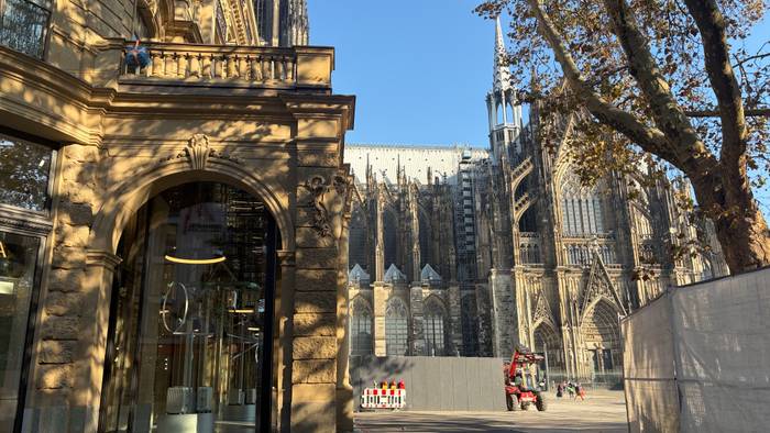 Blick auf das Dom-Hotel und den Kölner Dom. Eine geplante Zufahrt zur Nobel-Herberge sorgt für Ärger.