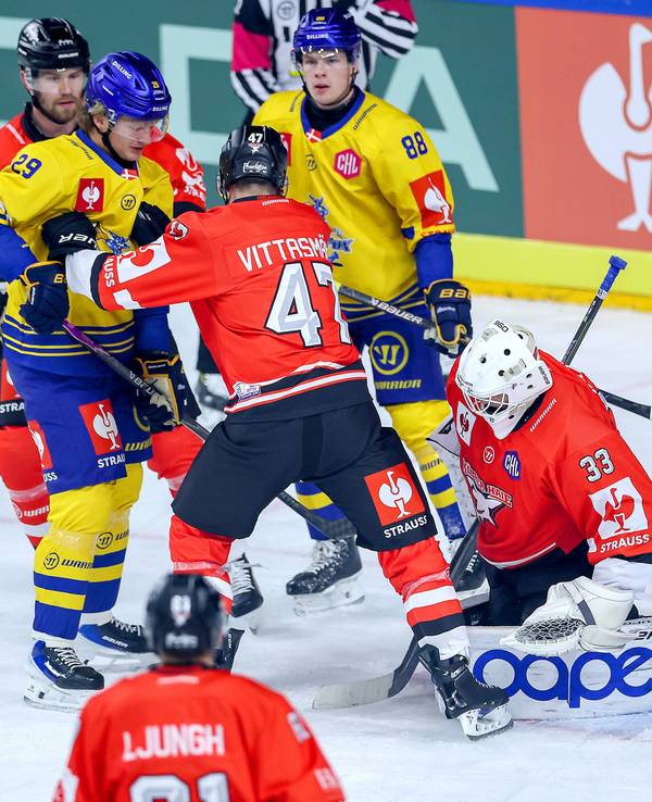 Haie-Verteidiger Veli-Matti Vittasmäki sichert den Kölner Kasten gegen Lukas Bang.