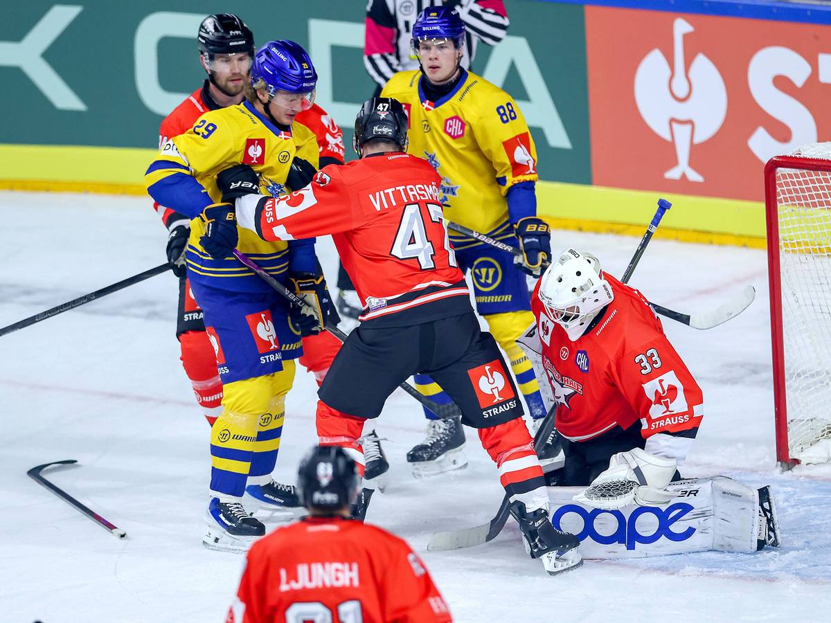 Haie-Verteidiger Veli-Matti Vittasmäki sichert den Kölner Kasten gegen Lukas Bang.