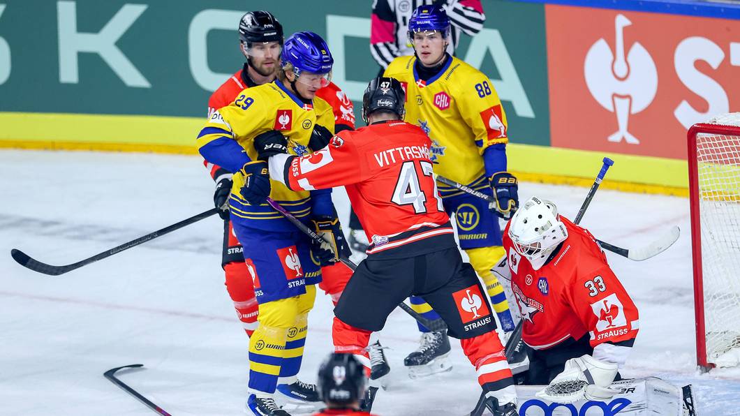 Haie-Verteidiger Veli-Matti Vittasmäki sichert den Kölner Kasten gegen Lukas Bang.