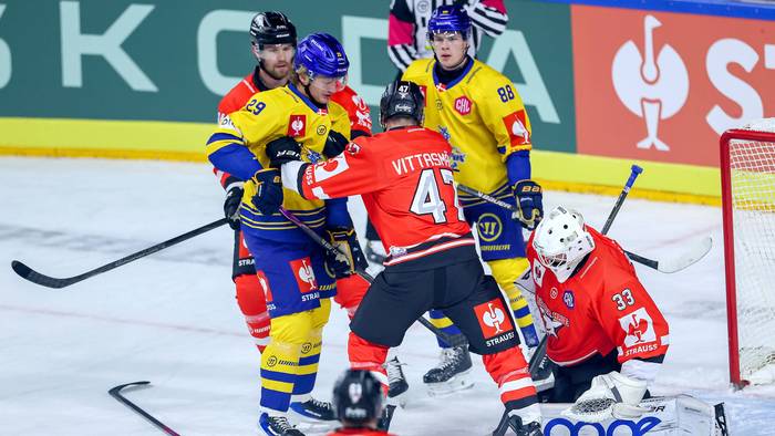 Haie-Verteidiger Veli-Matti Vittasmäki sichert den Kölner Kasten gegen Lukas Bang.