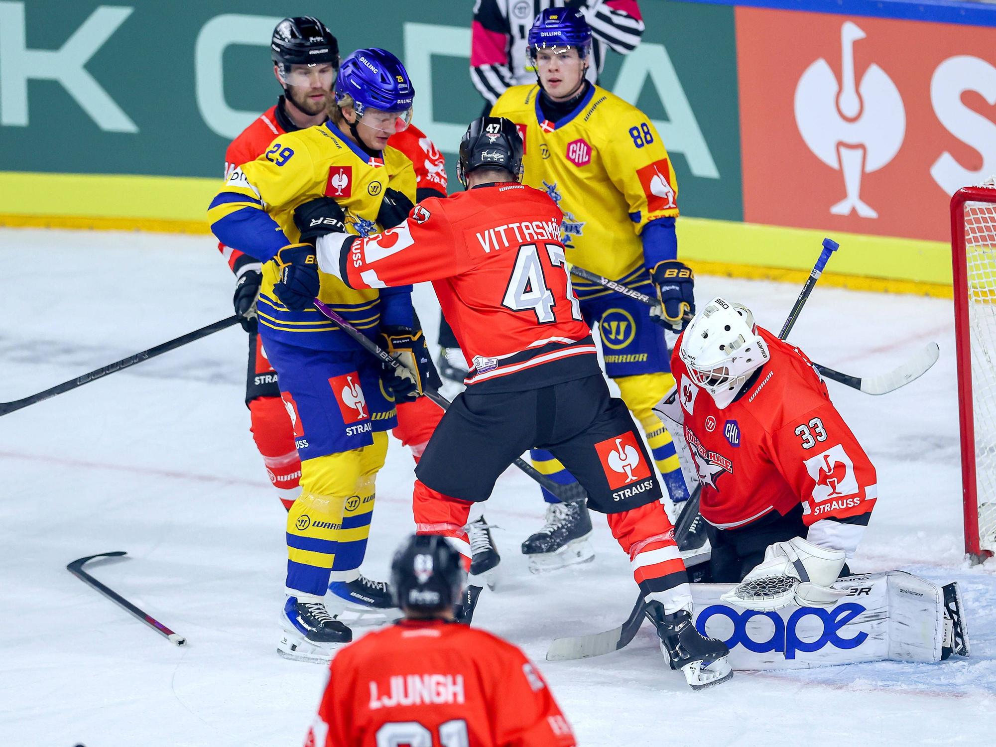 Haie-Verteidiger Veli-Matti Vittasmäki sichert den Kölner Kasten gegen Lukas Bang.