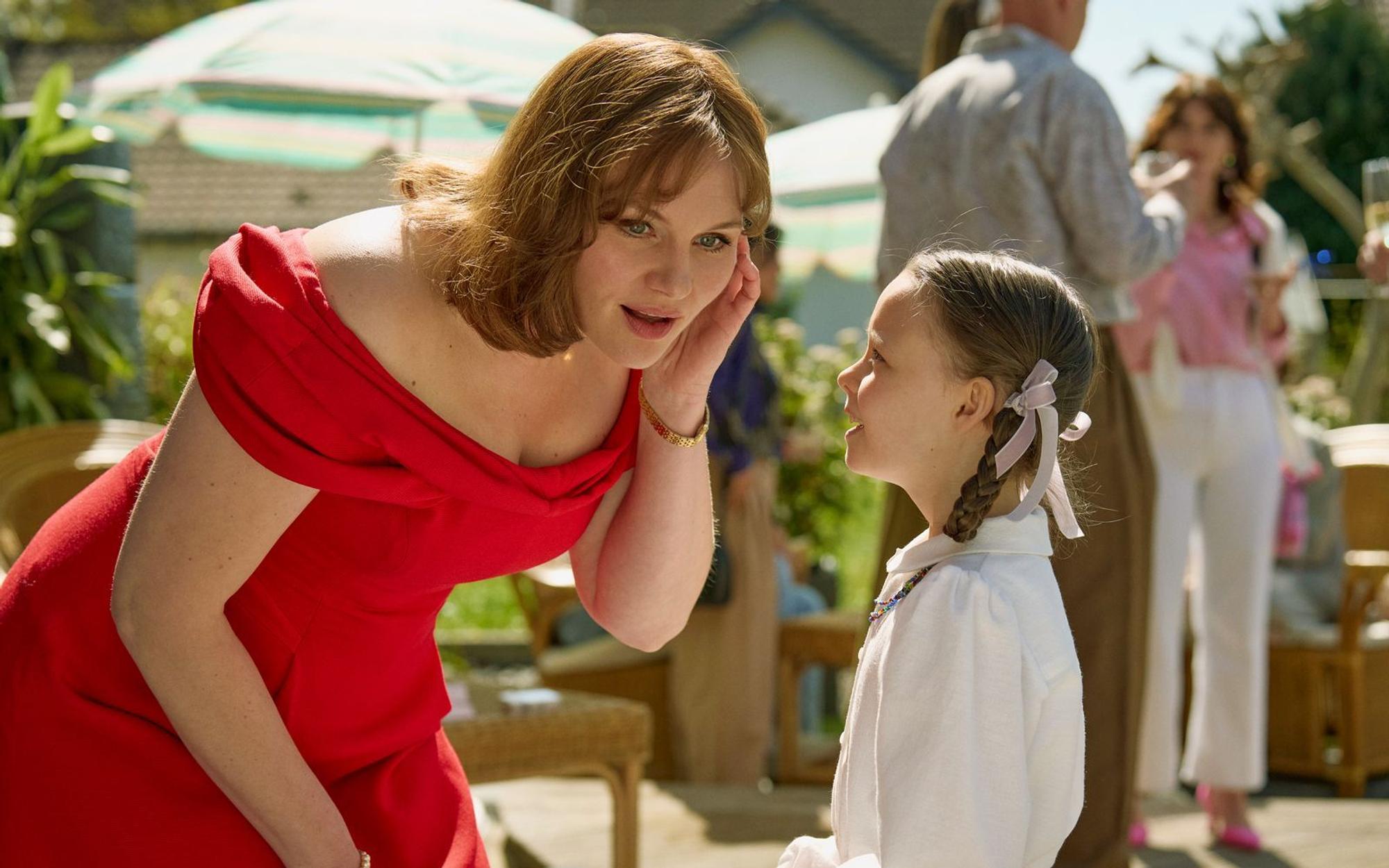 „Lügen über meine Mutter“ wird aus der Perspektive der kleinen Ela (Elise Lindner, mit Rosalie Thomass) erzählt. (Bild: Tobis Film/Frank Dicks)