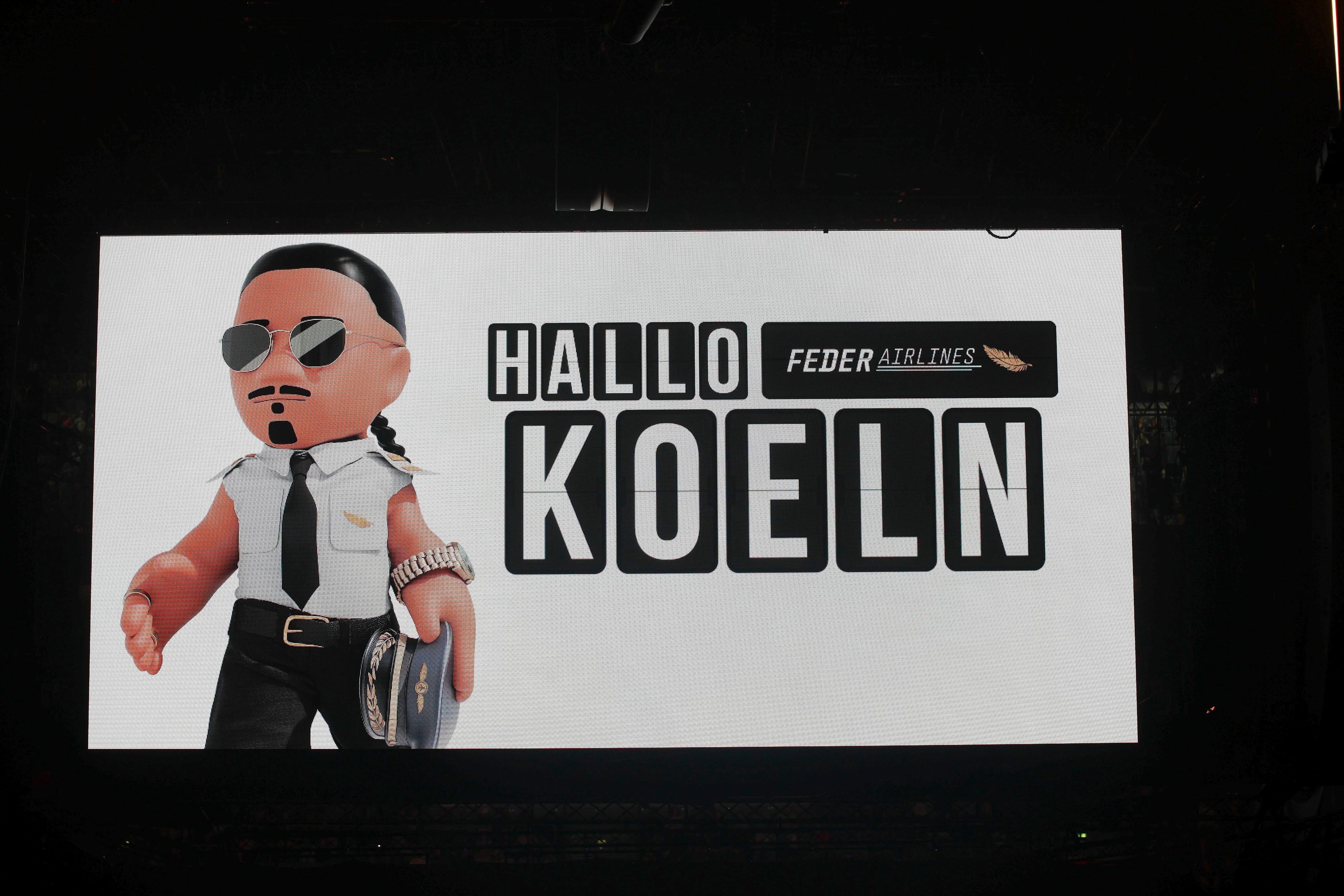 Blick auf den Videowürfel vor dem Konzert von Apache 207 in Köln.