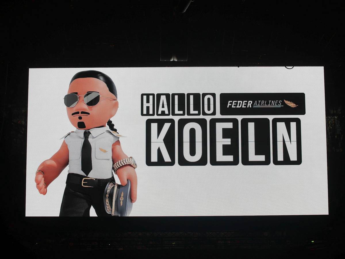 Blick auf den Videowürfel vor dem Konzert von Apache 207 in Köln.