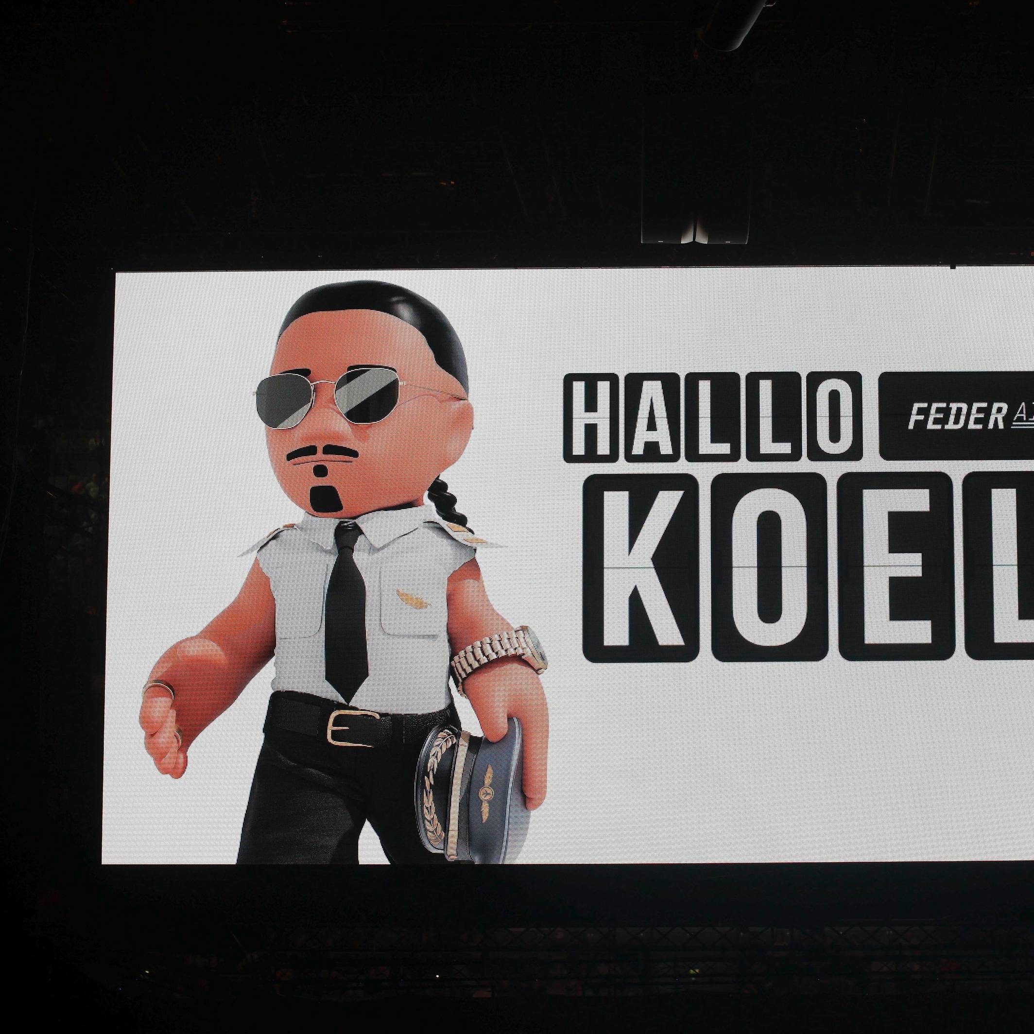 Blick auf den Videowürfel vor dem Konzert von Apache 207 in Köln.