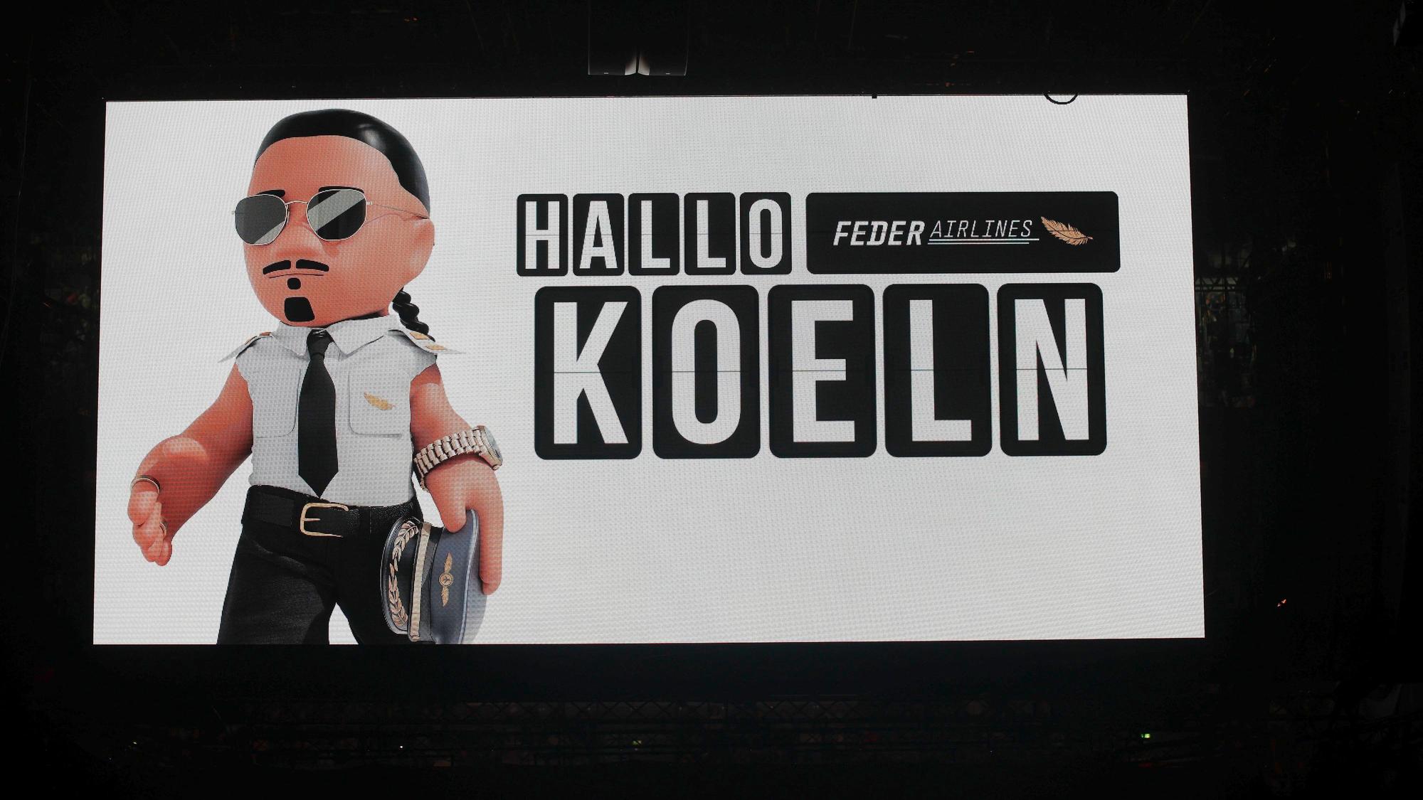 Blick auf den Videowürfel vor dem Konzert von Apache 207 in Köln.