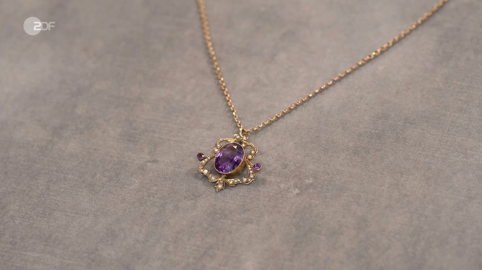 Wendela Horz datierte ein Collier mit Anhänger in den 1890er Jahren.  (Bild: ZDF)