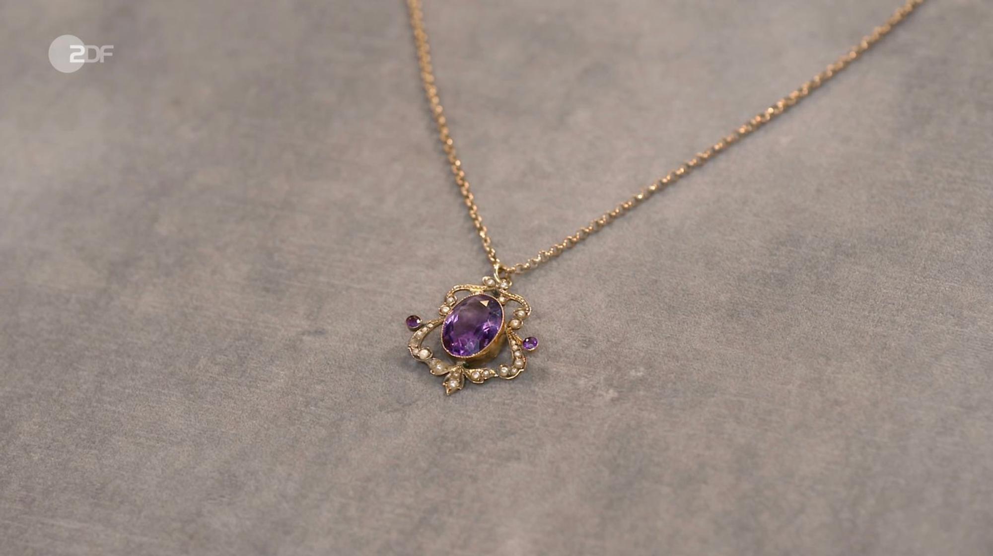 Wendela Horz datierte ein Collier mit Anhänger in den 1890er Jahren. (Bild: ZDF)