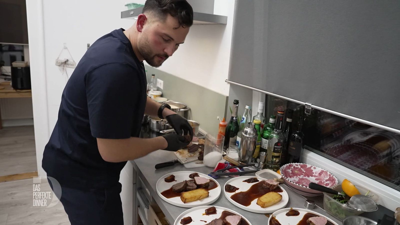Routiniert richtet Jonathan seine Pommes Anna mit Kalb und Rind an.
 (Bild: RTL)