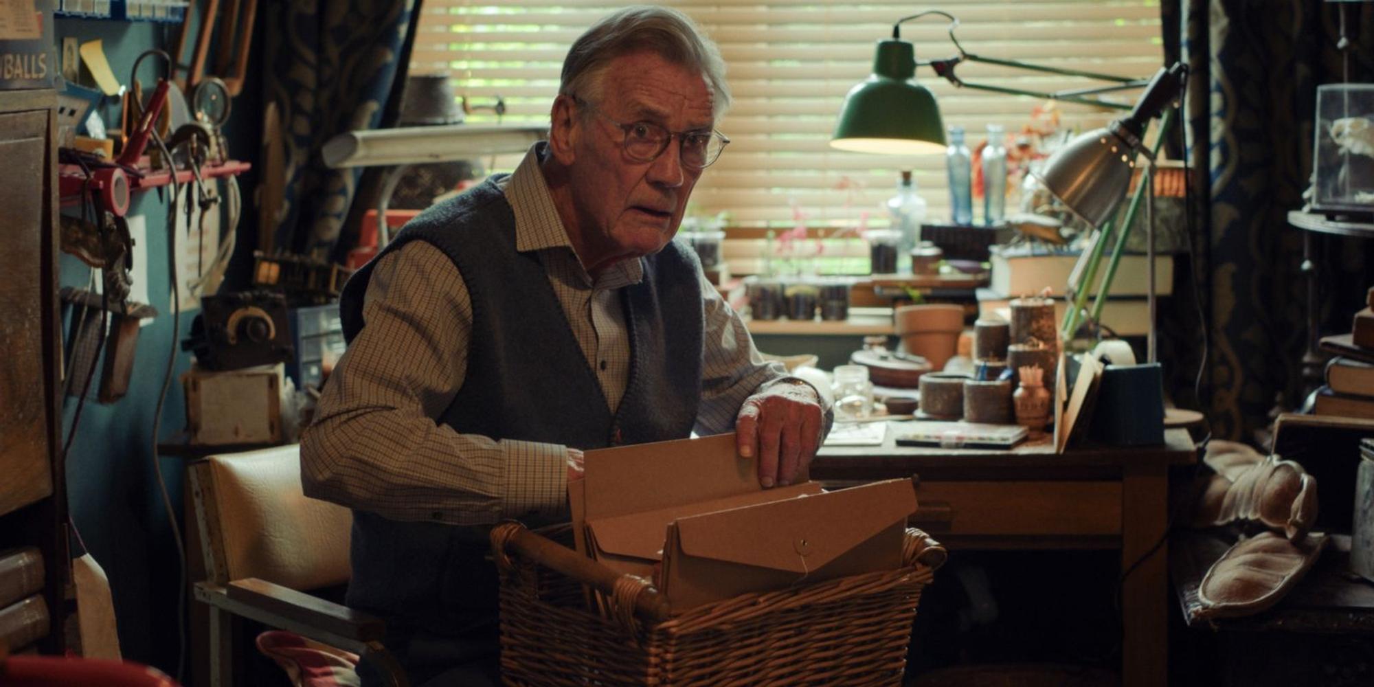 In einer unglaublich amüsanten Rolle tritt Monty Python-Star Sir Michael Palin als dementer Senior mit alchemistischem Fachwissen auf. (Bild: © Apple TV)