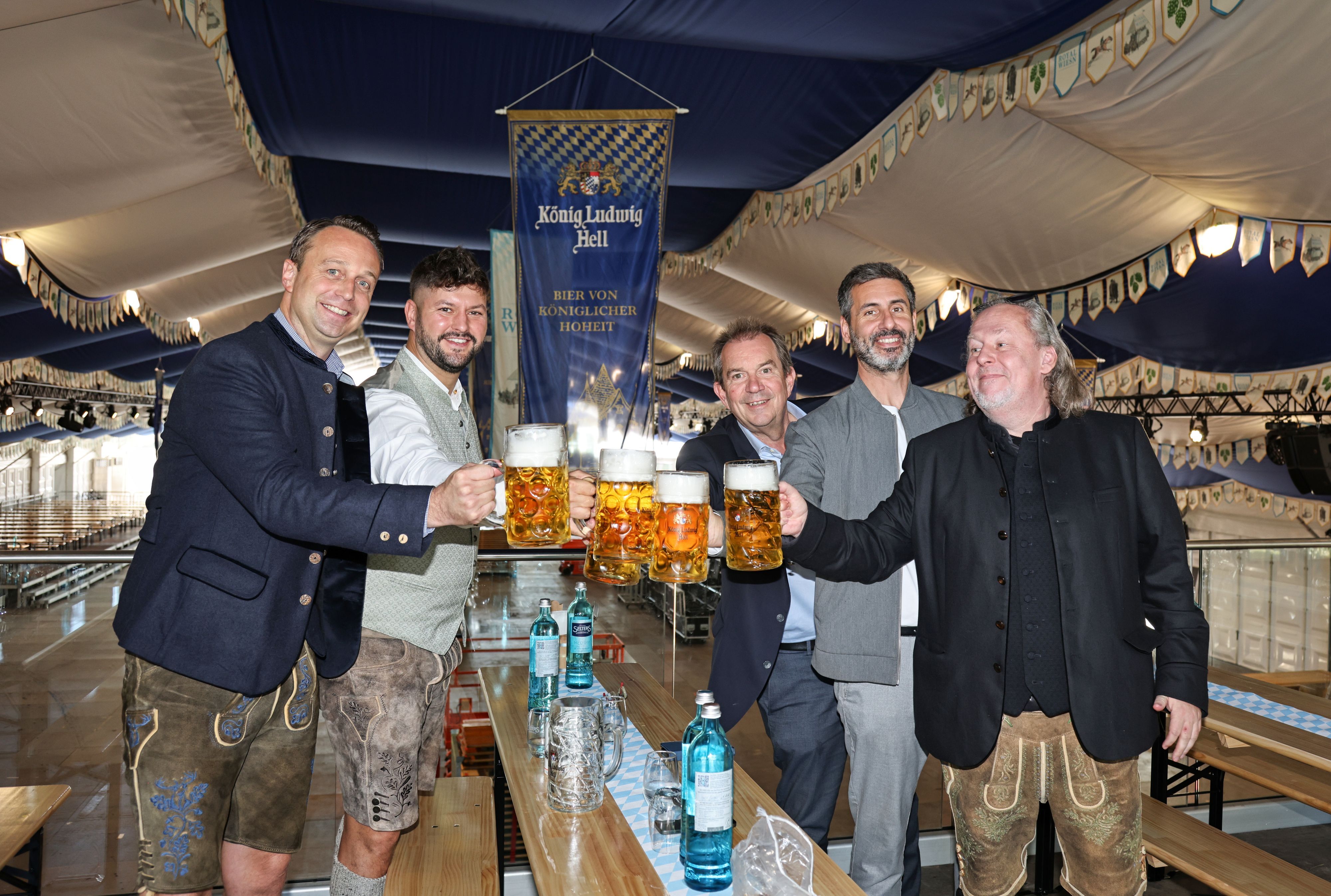 Das Team der Royal Wiesn prostet sich zu.