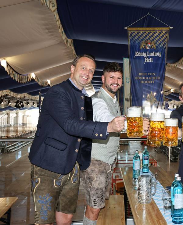Das Team der Royal Wiesn prostet sich zu.