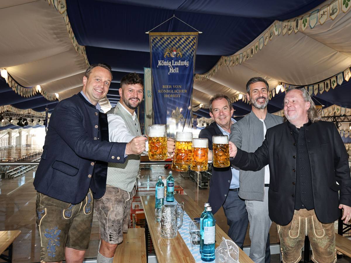 Das Team der Royal Wiesn prostet sich zu.